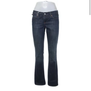 Lågmidjade jeans - Säljer dessa lågmidjade jeans från polo Ralph loren köpta på Sellpy. Super fina men passade tyvärr inte mig💕. Köpte för 330 kr säljer för 250 + frakt OBS! Endast testade. 🫶🏼 