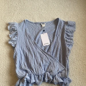Oanvänd ljusblå topp från Monki - Fin oanvänd topp från monki i storleken M 