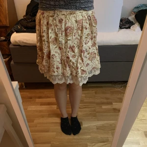 blommig kjol - säljer denna jättegulliga blommiga kjolen från zara som inte används längre!