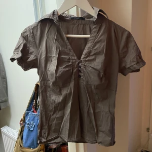 blus - jättefin blus som aldrig kommit tillanvändning från vero moda i storlek 38 men skulle snarare säga 34/36.