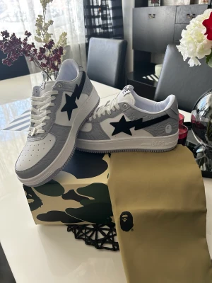 Bapesta  - Sälje mina fåtal använda bapesta skor de är i 10/10 skick,kan diskutera pris vid snabb affär