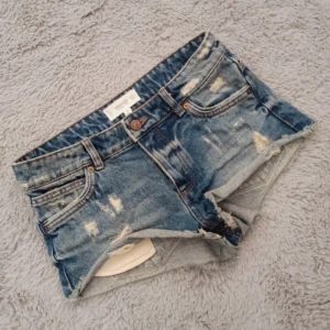 Jeans shorts  - Ytterligare ett par jeans shorts se dessvärre är försmå för mig, skit snygga och perfekta till sommaren☀️