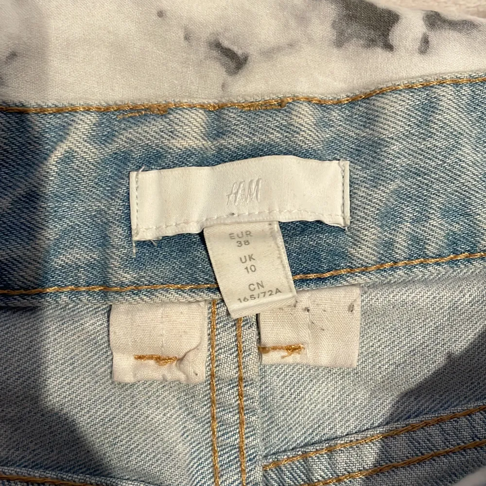 Ljusblå jeans från H&M i storlek 38 (några fläckar). Jeans & Byxor.