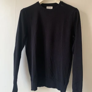 Tröja i Merino ull - A days march  - Stickat tröja i Merin-ull från A days march. Sparsamt använd så den känns som nu i princip. Storlek S. 