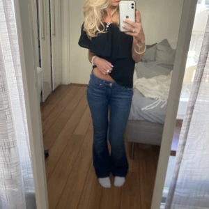 Lågmidjade jeans - Säljer dessa blåa lågmidjade bootcut jeans. Midjemått: 74 (strechiga) och innebenslängd: 76. Köpte dom second hand men har aldrig använt dom, bra skick. Har du någon fråga är det bara att höra av sig🫶🏻