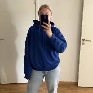 Huvtröja - mörkblå - En mörkblå hoodie från Zara💙 Tröjan är oanvänd och i storlek M, med en mjuk insida och stor hood (upplever att vissa tjocktröjor har väldig små luvor men alltså inte denna)☺️