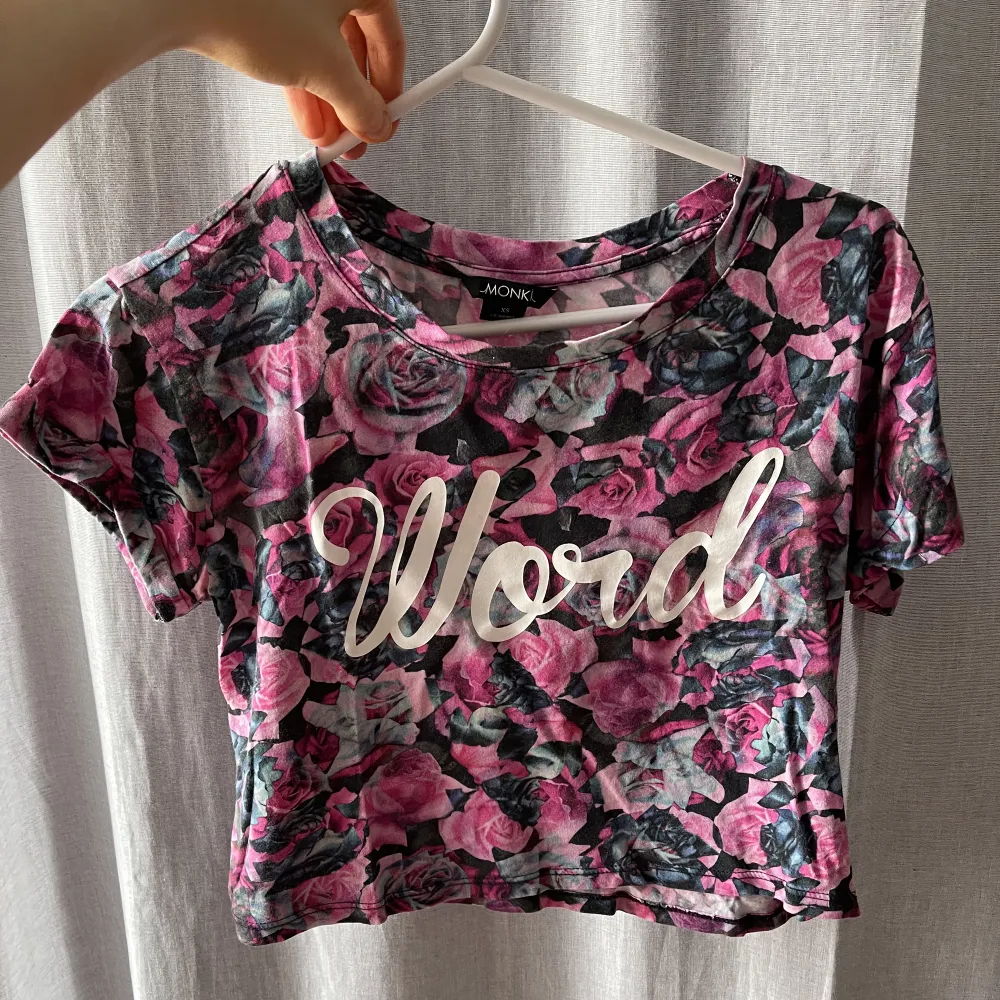Blommig magtröja där det står ”Word” 🌸 använd fåtal gånger!. T-shirts.