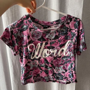 Blommig magtröja  - Blommig magtröja där det står ”Word” 🌸 använd fåtal gånger!