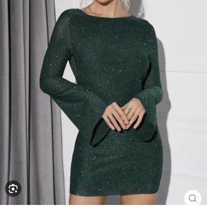 Grön Festklänning💚 - mörkgrön glittrig festklänning  var viral på tiktok i vintras🥰 använt en gång