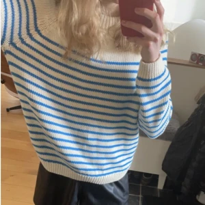 Zara tröja - Säljer min slutsålda zara tröja då den inte kommer till användning längre💕den första bilden är inte min!