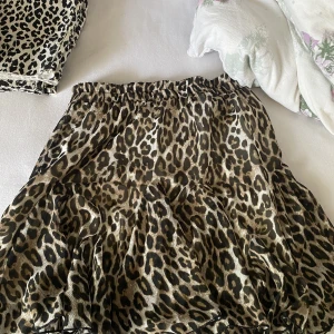 Leopard kjol med volanger  - Fin kjol aldrig använd