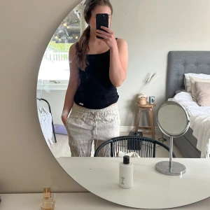 Chelsea linnebyxor  - Säljer mina superfina linnebyxor från Chelsea, supertrendig, det är helt oanvända! (Frakt 52kr)