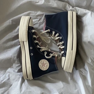 mörkblå sneakers converse - Mörkblå höga converse💓Strl 39 Som nya, endast använda en gång. Ursprungligt pris drygt 1000, köpta på rea för drygt 700. Frakt tillkommer<3 Använd gärna köp nu❣️❣️