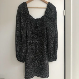 Klänning - Fin sommarklänning, passar inte mig längre. Storlek 34. Den är svart och vit