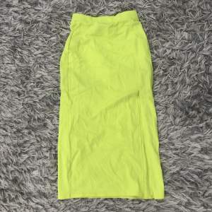 Fin neon gul kjol, använd 1 gång. 