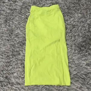 Fin neon gul kjol, använd 1 gång. 