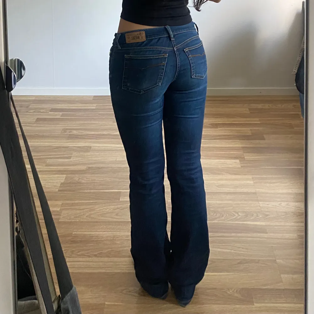 Så fina lågmidjade diesel jeans i modellen slim bootcut! Storlek W27L32. Midja: ca 81cm runt om. Innerben: 84cm. Jag är 169cm och brukar ha storlek 38/M för referens. Frakt tillkommer. Skriv vid fler funderingar! Använd gärna köp nu🤩. Jeans & Byxor.