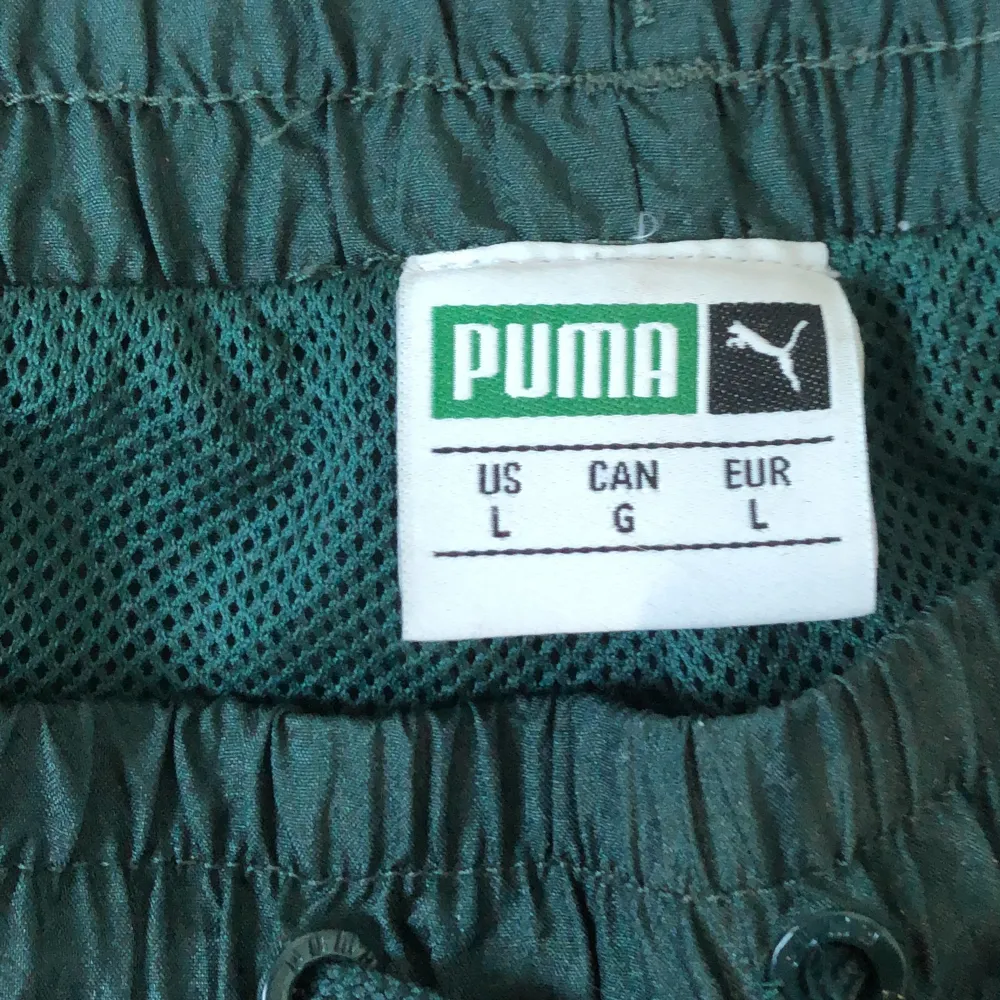 Snygga Puma trackpants, säljer pga inte använd. Jeans & Byxor.