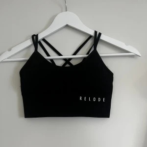 Sport-bh relode  - Storlek s, men liten så säga att det är mer en xs.