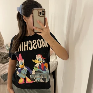 Moschino tröja  - Säljer min moschino x hm tröja! Den är i gott skick💞  Strl: M (sitter dock lagom på mig som brukar ha S) 