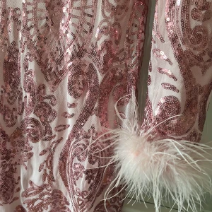 Klänningar till salu!  - Rosa klänning endast provat och har prislapp kvar! Strl M/40. Beige paljettklänning använd endast en gång strl M stretchig enärmad! Rosa säljes för 500kr går ner vid snabb affär. Beige - 399kr går ner vid snabb affär!