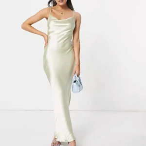 Satin klänning - Säljer min klänning ifrån Asos i en super fin färg!  Använd 1 gång på min bal men i väldigt fint skick!