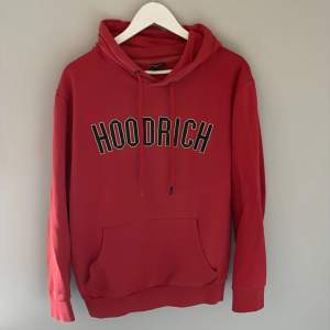 Limited edition Hoodrich  Nu säljer jag min Hoodrich tröja som jag inte använder längre den går inte att få tag på nu mera. Defekter finns på ena snöret.