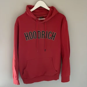 Hoodrich hoodie - Limited edition Hoodrich  Nu säljer jag min Hoodrich tröja som jag inte använder längre den går inte att få tag på nu mera. Defekter finns på ena snöret.