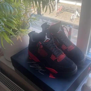 Jordan 4 retro ”red thunder” size:44 - Jordan 4 retro red thunder , köpta för 5000 på merchsweden använda Max 3-4 gånger därmed nästan som helt nya , kvitto och låda finns