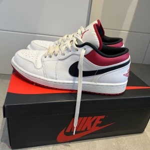 Jordan 1 low white university red black - 😮‍💨Ett par Jordan 1 low😮‍💨, har tyvärr ingen box, köpta på Zalando för 2 år sedan så har inget kvitto därför priset, nypris ca 2800 skick 8/10 storlek 43. Vid frågor är det bara att skriva.
