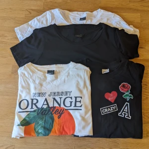 T-shirts - Fyra st basic T-shirts i storlek XS från Gina Tricot. En helvit, en helsvart och två med tryck. I bra skick. Priset gäller för alla fyra. Tryck gärna på "köp nu"☺️.