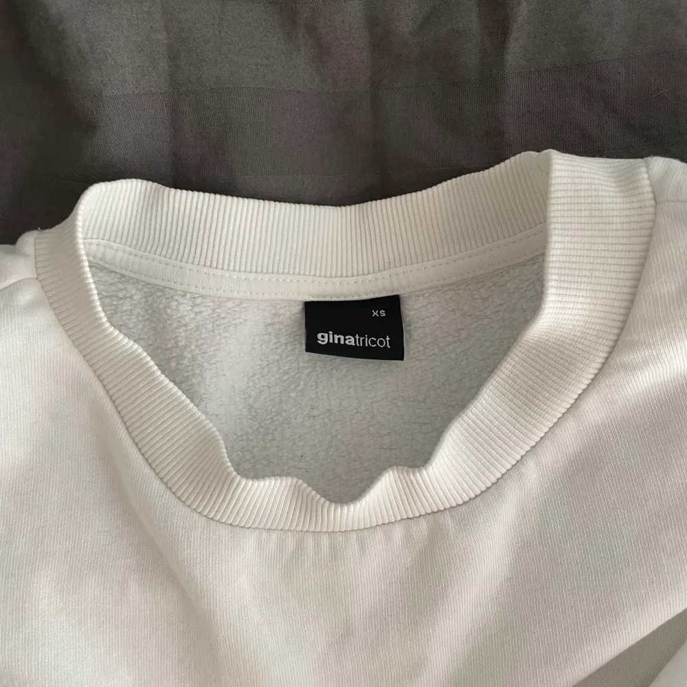 Säljer denna vita tröja från Gina tricot i storlek xs, säljer då den är förliten för mig och den är ganska kort, Inga större märkningar på användning. OBS tryck ej på köp nu knappen💗 hör av er vid intresse!. Tröjor & Koftor.