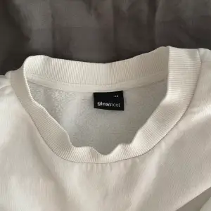 Säljer denna vita tröja från Gina tricot i storlek xs, säljer då den är förliten för mig och den är ganska kort, Inga större märkningar på användning. OBS tryck ej på köp nu knappen💗 hör av er vid intresse!