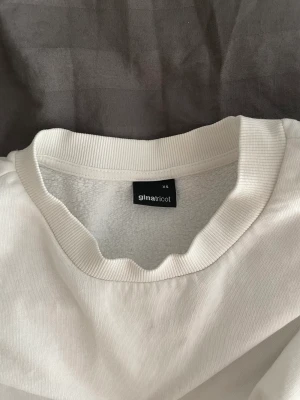 Fin tröja! - Säljer denna vita tröja från Gina tricot i storlek xs, säljer då den är förliten för mig och den är ganska kort, Inga större märkningar på användning. OBS tryck ej på köp nu knappen💗 hör av er vid intresse!