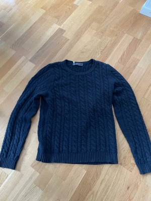 Stickad tröja - Säljer denna stickade tröja från zara man. Sitter väldigt bra. Den är mörkblå i viskos. Pris ej hugget i sten