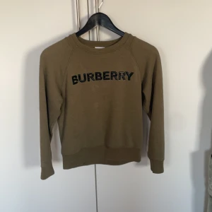 Burberry tröja  - Säljer denna tröja för den har blivit för liten 