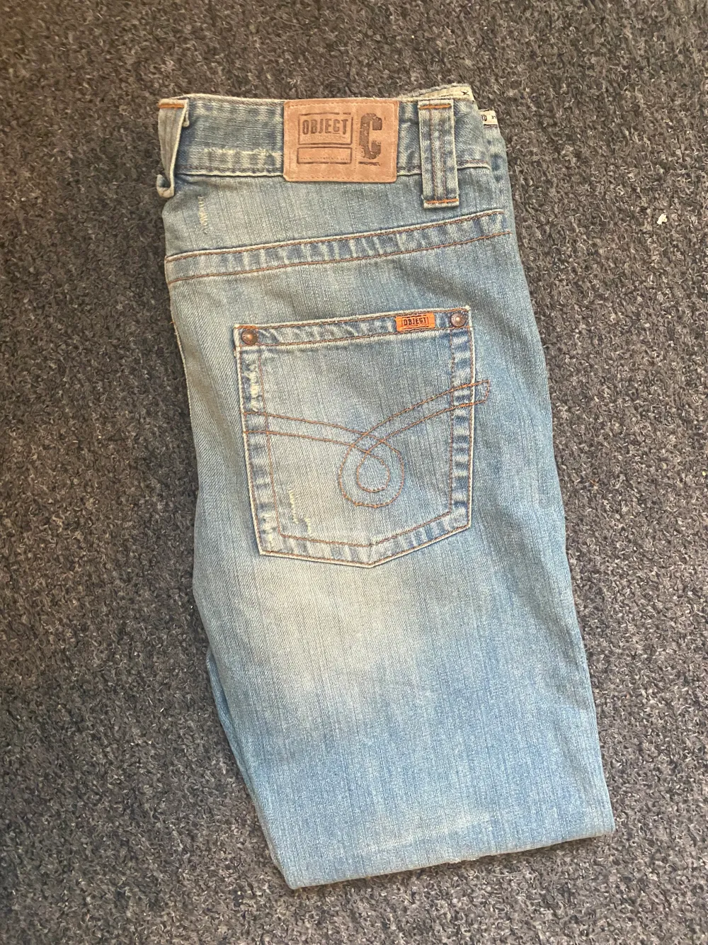Säljer dessa super söta jeans som jag hittade på second hand för några år sedan🌼! Ej använda och väldigt bekväma, passar både strl 28 och 32 men även 34. Säljer pga att de inte passar mig☘️! Står ej för postens slarv, pris går att diskutera vid snabba köp💕. Jeans & Byxor.
