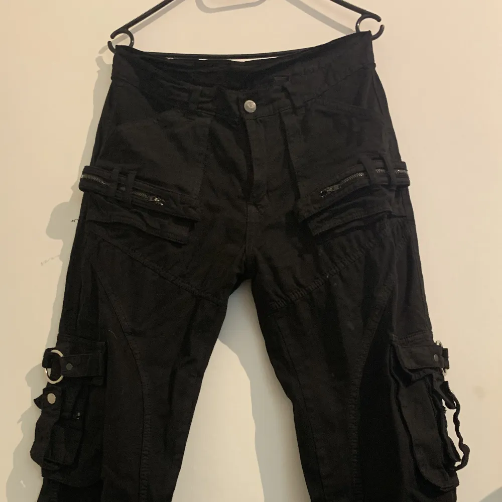 Vintage utsvängda/vida byxor med coola detaljer. Storlek M. . Jeans & Byxor.