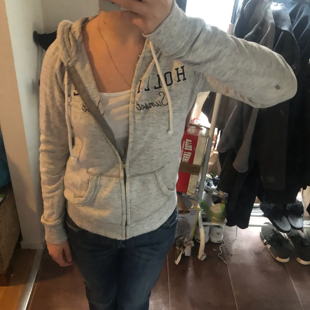 En grå Hollister hoodie i storlek XS💕I bra skick och säljer då jag inte använder den mer🫶🏼. Köp gärna genom köp nu💕. Hoodies.