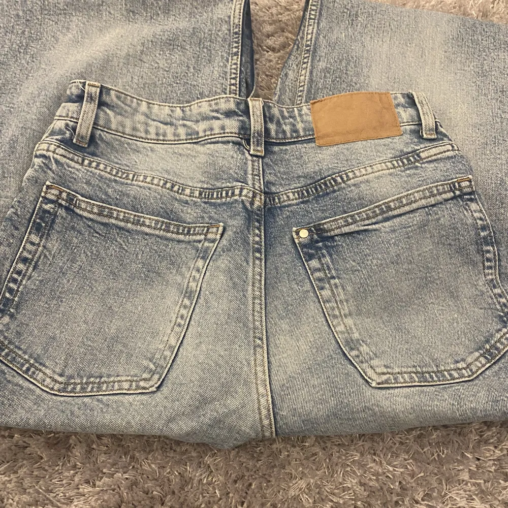 Blåa jeans från H&M köpt för ungefär ett halvår sen, säljer p.g.a dom inte kommer till användning 🥰. Jeans & Byxor.