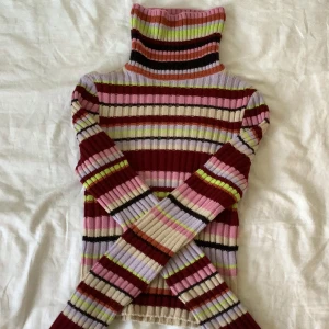 Randig tröja - Randig tröja i alla möjliga färger i storlek XS. Den är ifrån urban outfitters och har ett litet grönt märke längst ner på tröjan💘💘