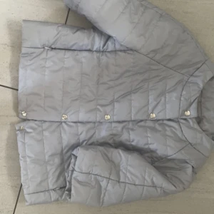 Trekvarts jacka - Säljer denna ljus ljus blå 3/4 jacka då den ej kommer till användning😊⭐️