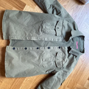 Militärgrön jacka från Zadig!! - Helt oanvänd militärjacka från Zadig & Voltaire. Strl 14 men passar definitivt en xs och säkert en s också. 😍