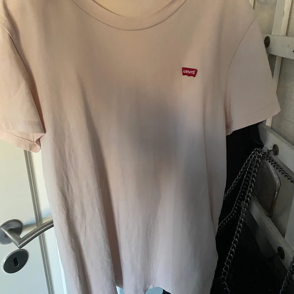 En levis t-shirt i fin färg, användts ngra gånger men är ändå i bra skick! Storlek xs men passar även s, kontakta om ni vill köpa💗. Toppar.