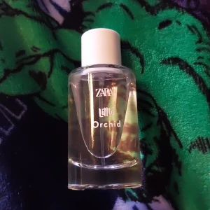 Parfym - En blomluktande parfym från ZARA som bara används 2 gånger och är därför ganska full.