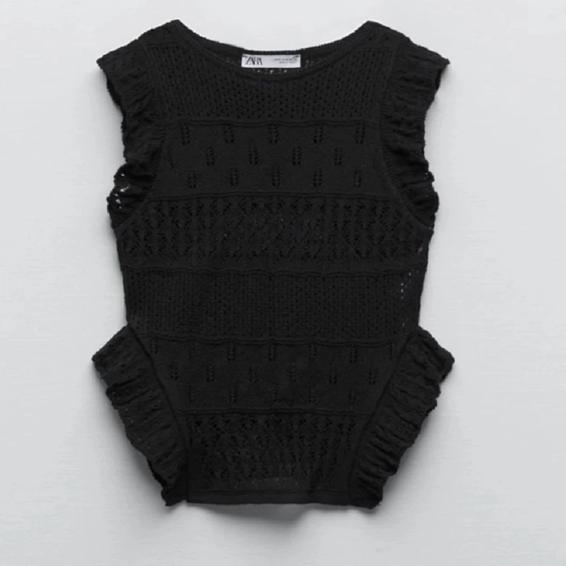 Fin ”stickad” T-shirt med volanger vid axlarna❤️ - 90