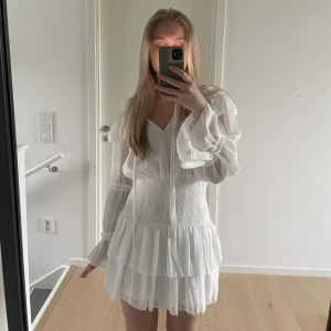 Klänning - En klänning perfekt till studenten! Aldrig använd så i toppen skick🤍