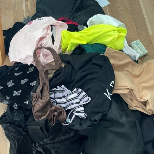 Vinte och sommar klädder - Jag har använd de max 2 gånger. Alla är som nya. Om ni är intresserad att se blid för varje, skriv till mig men om ni är intresserad för att köpa alla de blir det 440 kr