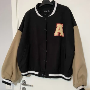 Jacka - Jättefin jacka som har använt men i fintskick, dock den behöver sy för det gick av två av det ni ser i sista bilden. Och den är inte nopprig💗