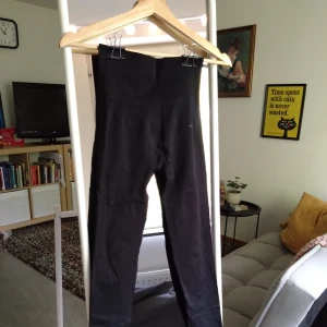 My protein workout leggings - Träningsleggings från Myprotein. De sitter tajt och ger väldigt fin form. Jag hade storlek S men tyckte de satt bra när de väl var på. Byxorna är välanvända men i gott skick. Loggan på framsidan är lite sliten, enligt tredje bilden. 